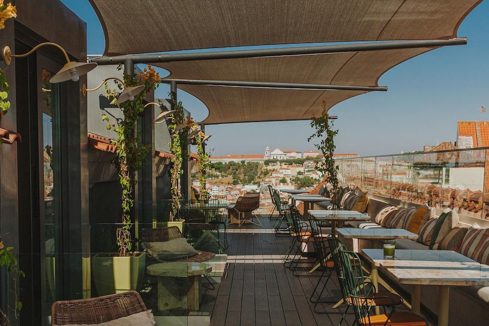 ליסבון The Lumiares Hotel & Spa - Small Luxury Hotels Of The World מראה חיצוני תמונה The rooftop bar at the Hotel Sir Adam