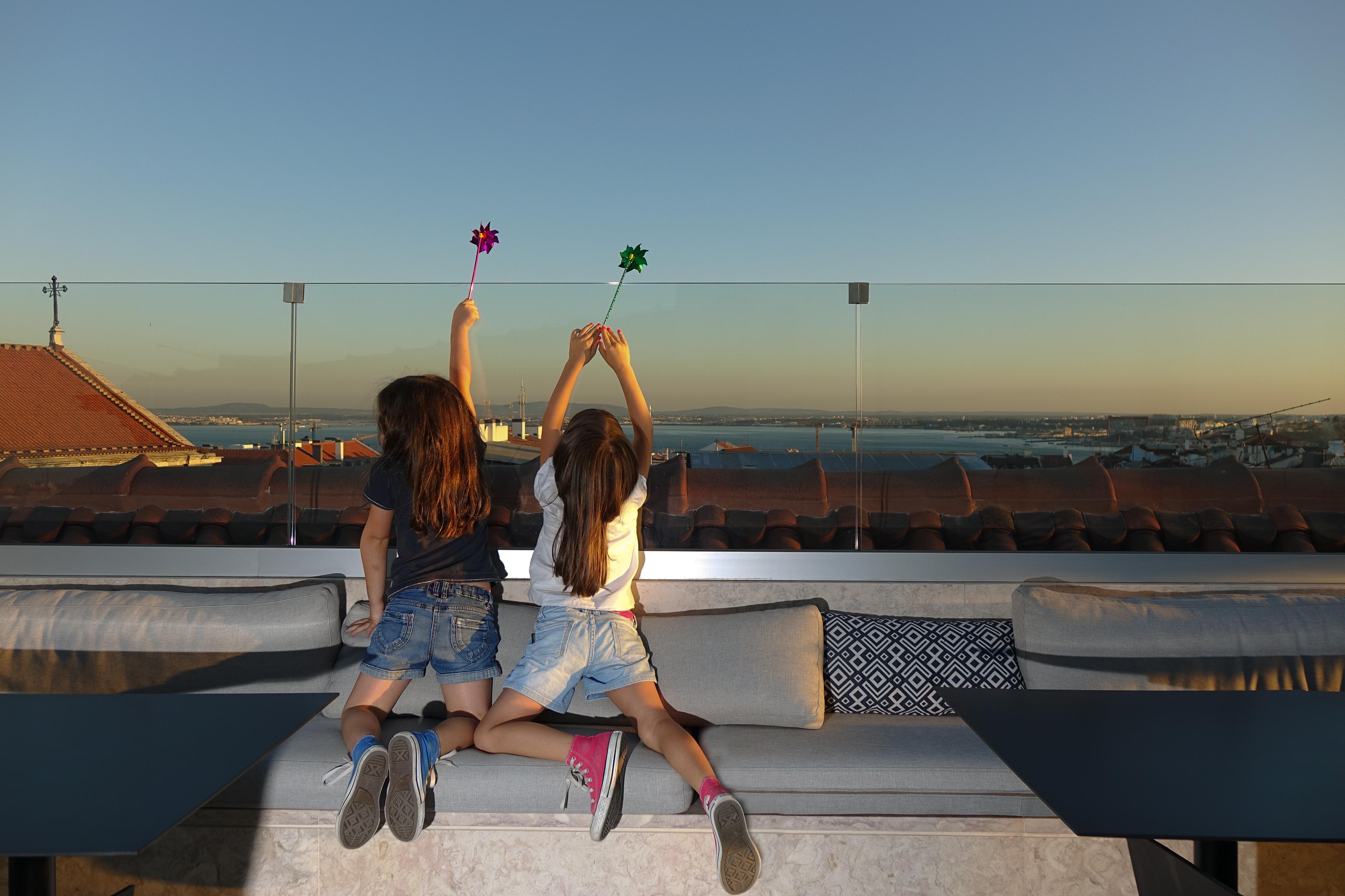 ליסבון The Lumiares Hotel & Spa - Small Luxury Hotels Of The World מראה חיצוני תמונה Two girls playing with the yo-yo