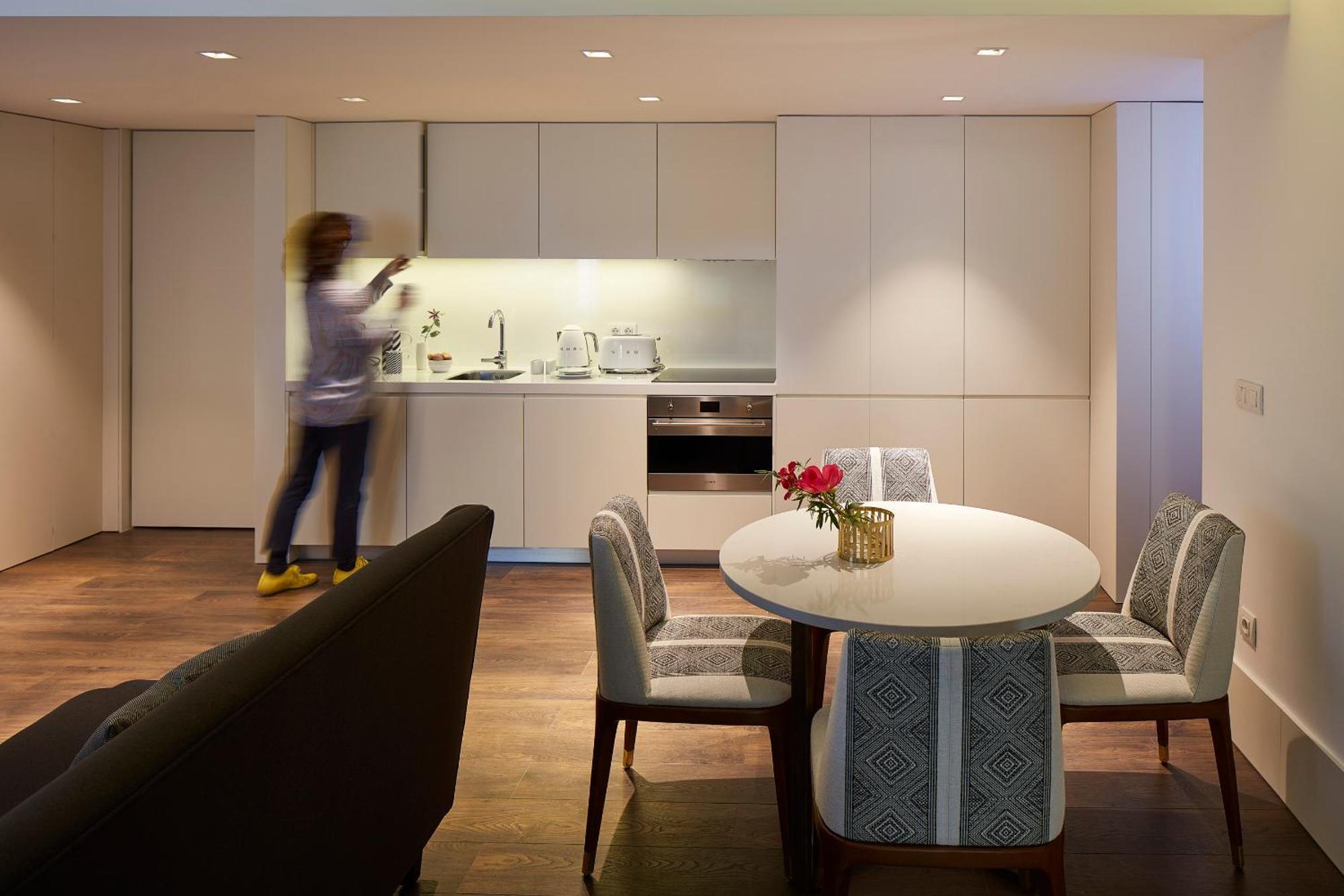 ליסבון The Lumiares Hotel & Spa - Small Luxury Hotels Of The World מראה חיצוני תמונה The kitchen and dining area of a two-bedroom apartment